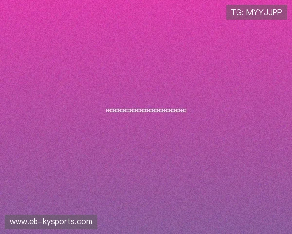 运动科学解析:在湿滑的草地上,如何通过脚踝锁死避免致命的滑倒拉伤?